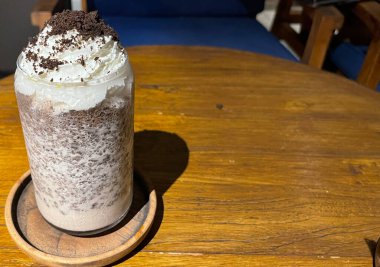 Üstünde krema ve rendelenmiş çikolatalı buzlu içecek. Çok lezzetli bir tatlı.