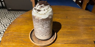 Üstünde krema ve rendelenmiş çikolatalı buzlu içecek. Çok lezzetli bir tatlı.