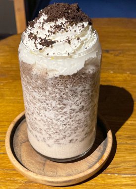 Üstünde krema ve rendelenmiş çikolatalı buzlu içecek. Çok lezzetli bir tatlı.