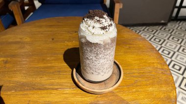 Üstünde krema ve rendelenmiş çikolatalı buzlu içecek. Çok lezzetli bir tatlı.