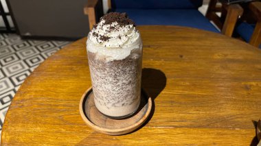 Üstünde krema ve rendelenmiş çikolatalı buzlu içecek. Çok lezzetli bir tatlı.