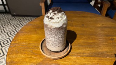 Üstünde krema ve rendelenmiş çikolatalı buzlu içecek. Çok lezzetli bir tatlı.