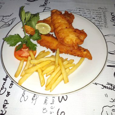 balık ve patates kızartması. Morina filetosu ve patates kızartması. Tabakta servis edilir.