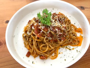 Lezzetli spagetti bolonez, etli makarna, ton balığı, domates sosu ve sebze Amerikan İtalyan mutfağı.
