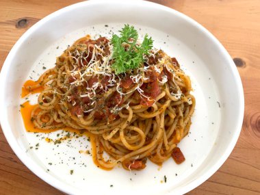 Lezzetli spagetti bolonez, etli makarna, ton balığı, domates sosu ve sebze Amerikan İtalyan mutfağı.