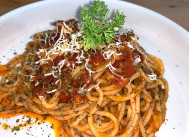 Lezzetli spagetti bolonez, etli makarna, ton balığı, domates sosu ve sebze Amerikan İtalyan mutfağı.