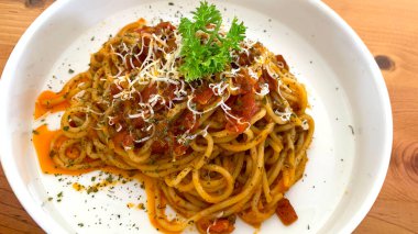Lezzetli spagetti bolonez, etli makarna, ton balığı, domates sosu ve sebze Amerikan İtalyan mutfağı.