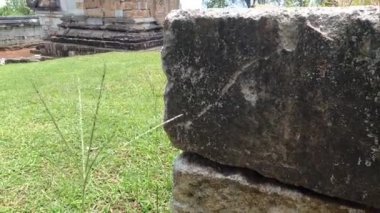 Kırsal Asya 'daki antik kalıntılar yeşil manzarada dokunulmamış ve mavi gökyüzü beyaz bulutlarla birlikte.