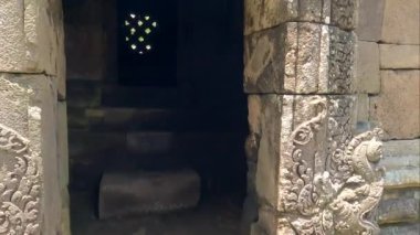 Kırsal Asya 'daki antik kalıntılar yeşil manzarada dokunulmamış ve mavi gökyüzü beyaz bulutlarla birlikte.