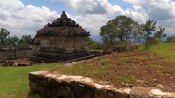 Древние Руины Сельской Азии Остались Нетронутыми Зеленом Ландшафте Голубом Небе — стоковое видео