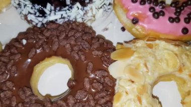 Pastanede taze lezzetli çörekler, lezzetli çoklu çörekler, seçici odaklı çörekler.