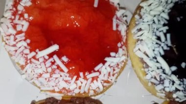 Pastanede taze lezzetli çörekler, lezzetli çoklu çörekler, seçici odaklı çörekler.