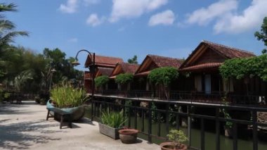 Huzurlu doğa panoramik manzara, Endonezya kırsalında tropik yaşam alanının şaşırtıcı panoraması, geleneksel evler