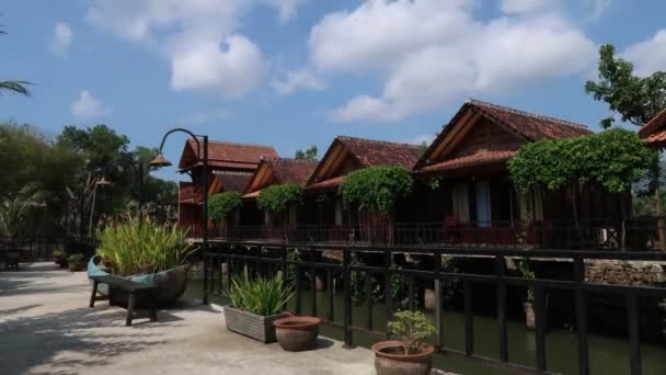 宁静的大自然全景 迷人的印度尼西亚乡村热带生活空间全景 传统住宅 — 图库视频影像