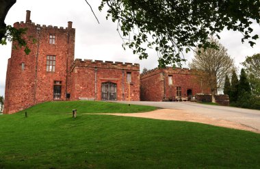 Kırsal Avrupa 'daki antik bina yeşil manzarada dokunulmamış ve mavi gökyüzü beyaz bulutlarla birlikte.