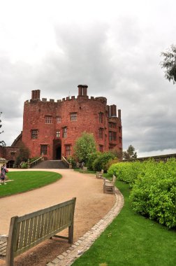 Kırsal Avrupa 'daki antik bina yeşil manzarada dokunulmamış ve mavi gökyüzü beyaz bulutlarla birlikte.