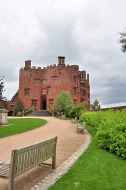 Kırsal Avrupa 'daki antik bina yeşil manzarada dokunulmamış ve mavi gökyüzü beyaz bulutlarla birlikte.