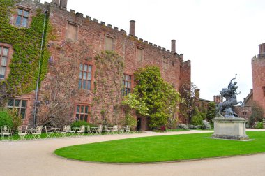 Kırsal Avrupa 'daki antik bina yeşil manzarada dokunulmamış ve mavi gökyüzü beyaz bulutlarla birlikte.