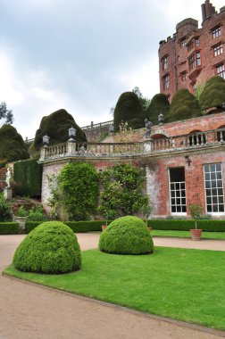 Kırsal Avrupa 'daki antik bina yeşil manzarada dokunulmamış ve mavi gökyüzü beyaz bulutlarla birlikte.