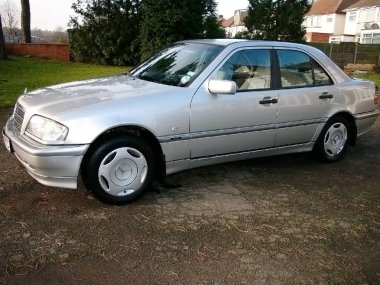 Birmingham, batı Midlands, Birleşik Krallık, 2 Ocak 2009, klasik Mercedes Benz C180 W202 gümüş boyalı araba