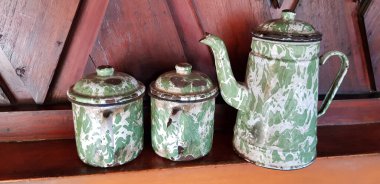 Antik çaydanlık ve çay fincanları, blirik çaydanlıkları, blirik bardakları, blirik çaydanlıkları çay, kahve ya da portakal, sıcak ve ılık içecekler.