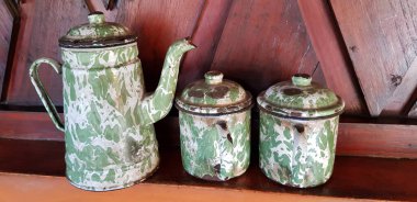 Antik çaydanlık ve çay fincanları, blirik çaydanlıkları, blirik bardakları, blirik çaydanlıkları çay, kahve ya da portakal, sıcak ve ılık içecekler.