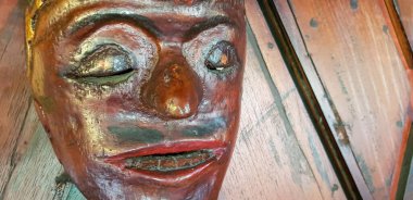 Geleneksel eski Java tarzında mistik ahşap maske ve sanat eserleri ölülerin ruhunu içerir.