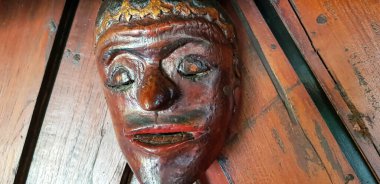 Geleneksel eski Java tarzında mistik ahşap maske ve sanat eserleri ölülerin ruhunu içerir.