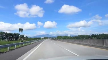Endonezya otoyolu veya karayolu boyunca seyahat, son bir yıl içinde yeni hükümet altyapı projesi