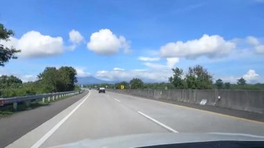 Endonezya otoyolu veya karayolu boyunca seyahat, son bir yıl içinde yeni hükümet altyapı projesi