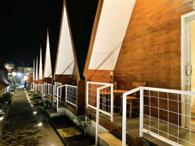 Gece yarısı, Java Tawang Mangu 'daki Java Endonezya' nın ortasında parlak evler.