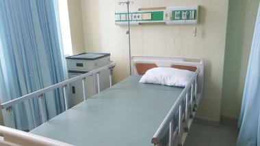 Surakarta, Endonezya, Jan 2023, Muwardi Hastanesi 'ndeki yoğun bakım ünitesinde tedavi odası. Arka planda tıbbi ekipman olan boş yatak.