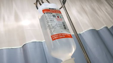 Endonezya 'daki hastanenin acil servisinde asma sütun ve tuz çözeltisi sıvı serum torbası.
