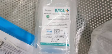 Endonezya 'daki hastanenin acil servisinde asma sütun ve tuz çözeltisi sıvı serum torbası.