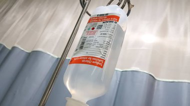 Endonezya 'daki hastanenin acil servisinde asma sütun ve tuz çözeltisi sıvı serum torbası.