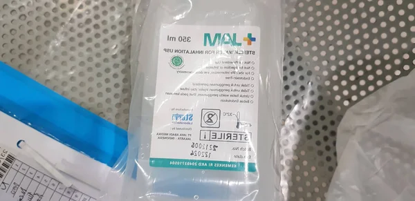 Endonezya 'daki hastanenin acil servisinde asma sütun ve tuz çözeltisi sıvı serum torbası.