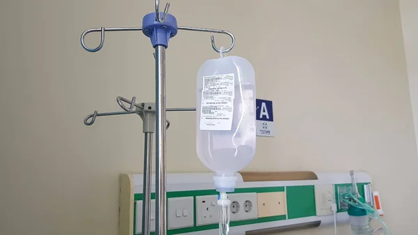 Pilar Colgante Bolsa Intravenosa Solución Salina Sala Emergencias Del Hospital —  Fotos de Stock