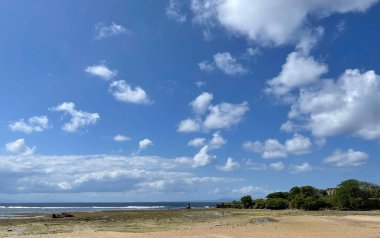 Sahil manzaralı güzel sahil. Mavi gökyüzü ve beyaz bulutlar.