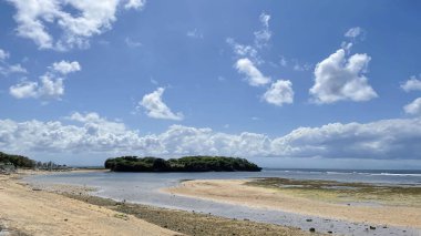 Sahil manzaralı güzel sahil. Mavi gökyüzü ve beyaz bulutlar.