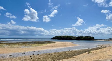 Sahil manzaralı güzel sahil. Mavi gökyüzü ve beyaz bulutlar.