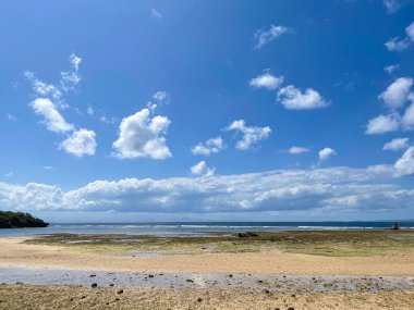 Sahil manzaralı güzel sahil. Mavi gökyüzü ve beyaz bulutlar.