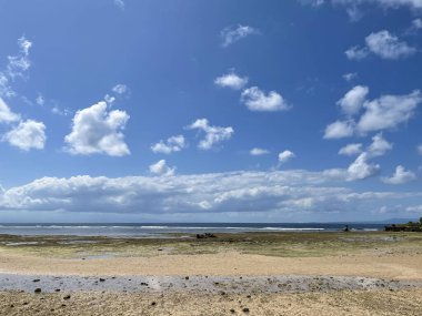 Sahil manzaralı güzel sahil. Mavi gökyüzü ve beyaz bulutlar.