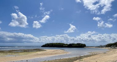 Sahil manzaralı güzel sahil. Mavi gökyüzü ve beyaz bulutlar.