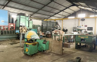 Asya endüstrisinde makine, envanter, raf, palet ve kutularla dolu depo, fabrika ve fabrika alanı.