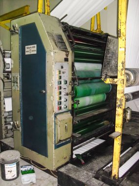 Büyük bir matbaa fabrikasındaki makineler, kitap basımı Asya 'daki kötü çalışma koşulları