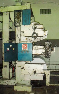 Büyük bir matbaa fabrikasındaki makineler, kitap basımı Asya 'daki kötü çalışma koşulları
