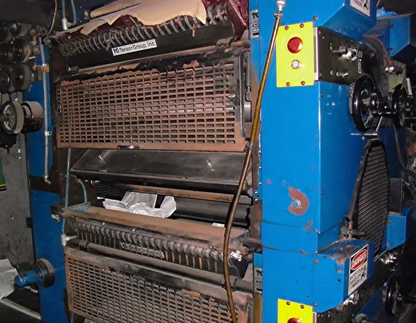 大型印刷厂的印刷机 印刷亚洲汗厂的书籍恶劣的工作条件 — 图库照片
