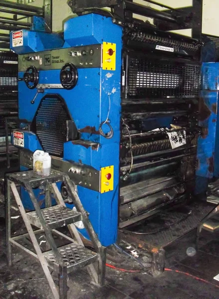 大型印刷厂的印刷机 印刷亚洲汗厂的书籍恶劣的工作条件 — 图库照片