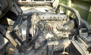Metin için fotokopi alanı olan dizel kamyon motoru veya kamyon motoru. İç dizel kamyon motoru veya otomobil motorunun metalik arka planı.