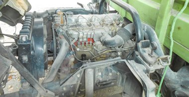 Metin için fotokopi alanı olan dizel kamyon motoru veya kamyon motoru. İç dizel kamyon motoru veya otomobil motorunun metalik arka planı.
